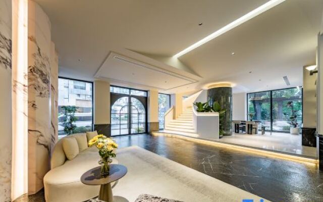 Shanghai People's Square Nanjing East Road Pedestrian Street Treasury Hotel