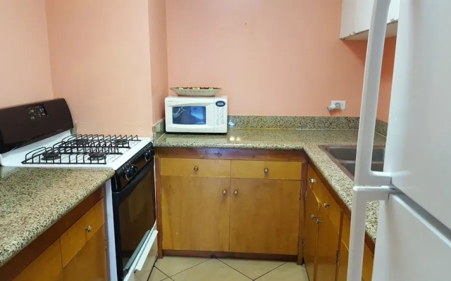 Renovated one bedroom 2 min to the beach