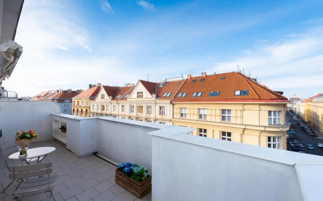BRIGHT CHARMING Apt with TERRACE, PARKING & AirCo.
