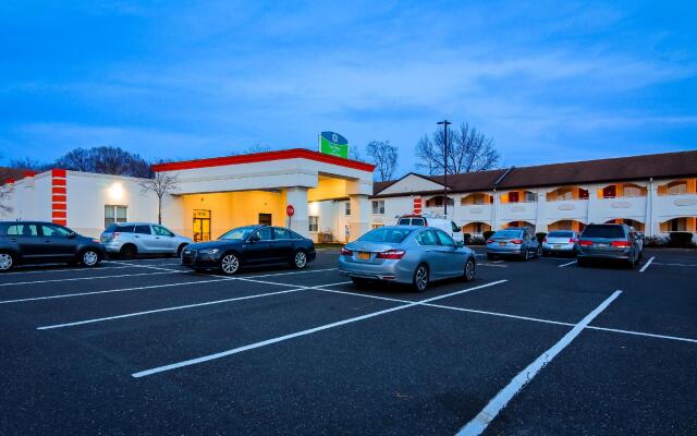 Travelodge by Wyndham Bellmawr