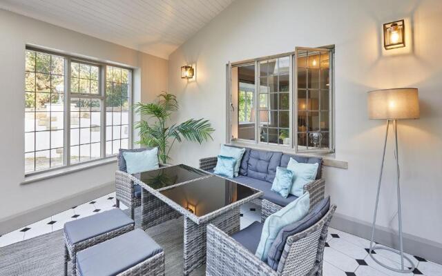 Host Stay White Lodge