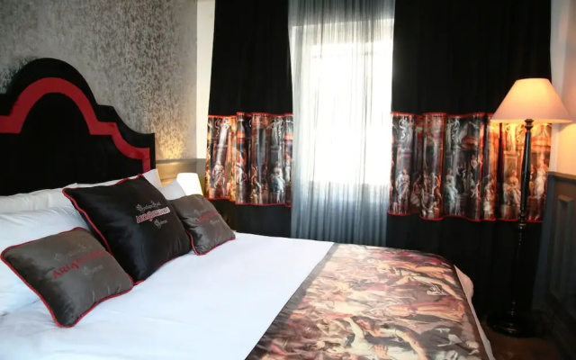 Art & Interiors