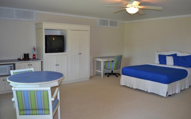 Buzz's Lakeside Inn