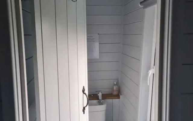 Glamping Hut - Riverview 3