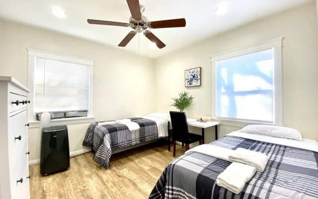10 Min To The Beach! Perfect For A Family Or Friend Group. Self Check-in & Recently Renovated 2 Bedroom Apts by RedAwning