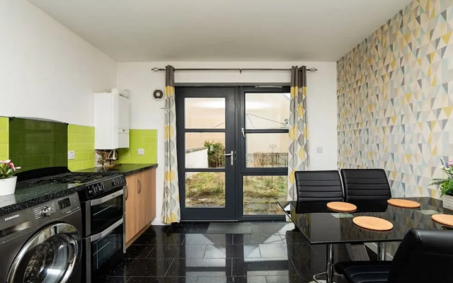 3 Bedroom House - Free Parking