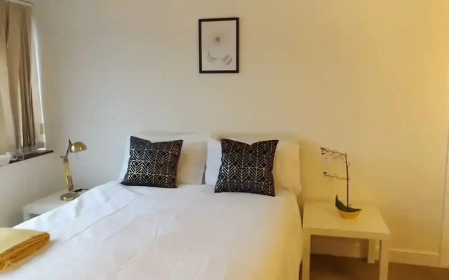 Room in Guest Room - Large Room in Coventry