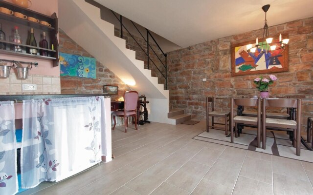 Nice Home in Gracisce With 6 Bedrooms, Internet and Outdoor Swimming Pool