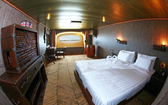 Vintage Luxury Yacht Hotel