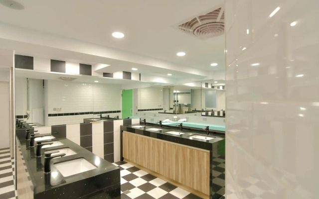 Flyinn Hostel
