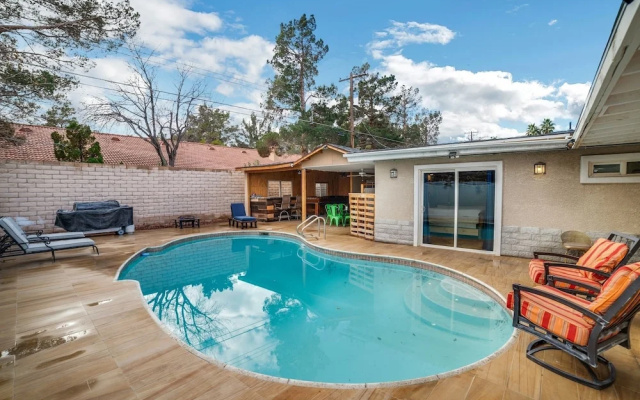 Vibrant In Vegas - 4 Bd With Shimmering Pool! 4 Bedroom Home by RedAwning