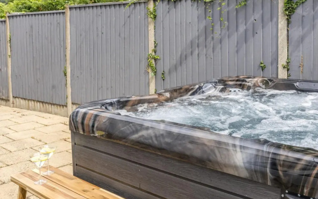 Greenacre - Close to Beaches With Hydropool spa