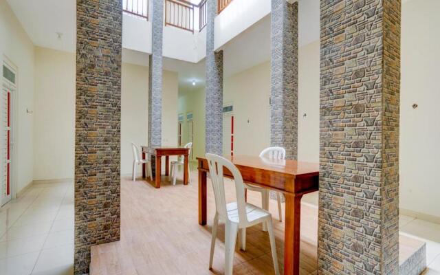 OYO 90173 Innapp Tenggilis Family Residence