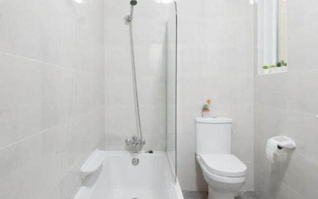 F5-2 Room 2 single beds shared bathroom in shared Flat