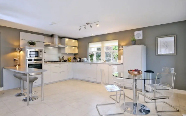 Sensational Aberdeen Home With Furnished Balcony