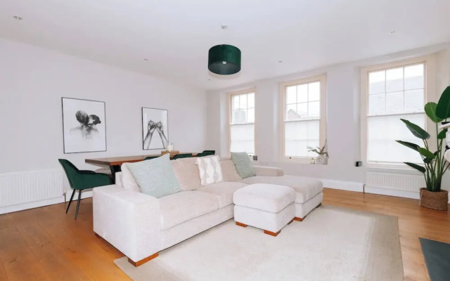Chic & Characteristic 2BD House - Irishtown