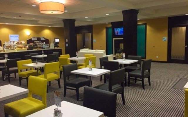 Holiday Inn Express & Suites Thunder Bay, an IHG Hotel