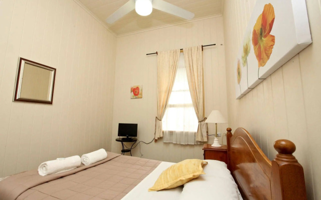 Bowen Terrace Accommodation