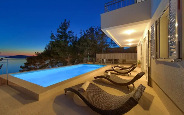 Modern Villa in Cres With Pool