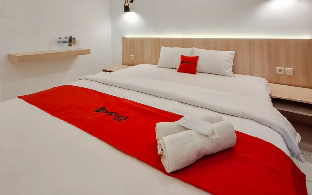 RedDoorz at Grand Mirza Near Pasar Grosir Batik Setono Pekalongan — 2-star hotel in Pekalongan