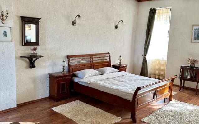 Luna House
