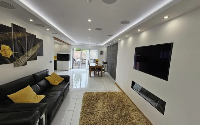 Modern, Large 4-bed Property Sleeps 10 in Abergele