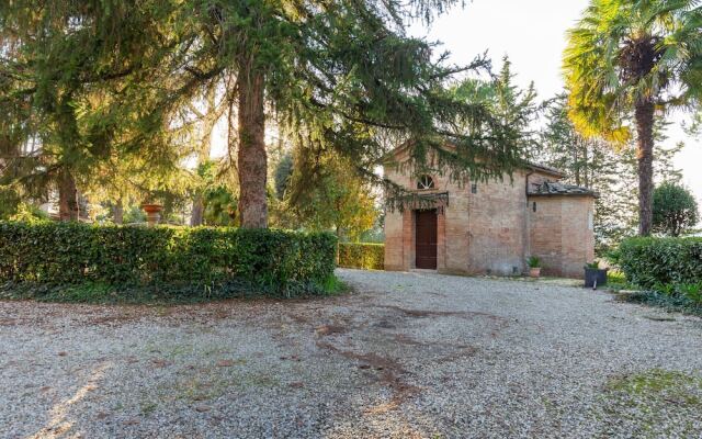 Quaint Holiday Home in Siena with Hot Tub