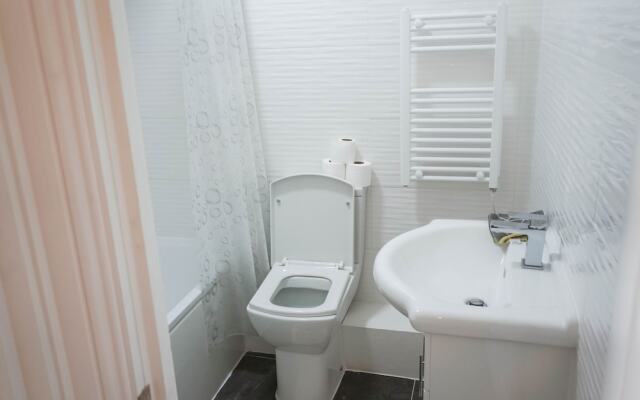 1 Bed Flat in Pedestrianized High Street