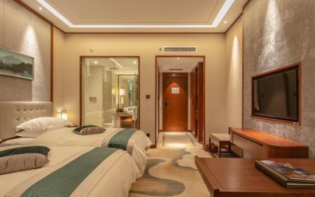 Auspicious Phoenix Hotel