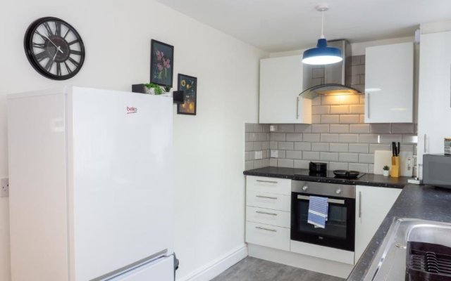 Air Host and Stay - Heyes House- Sleeps 7, free parking, mins from LFC