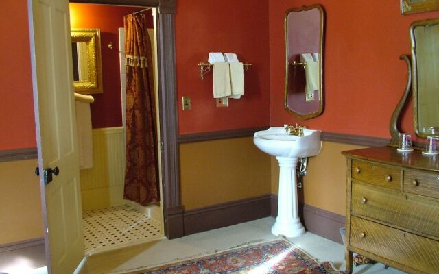 Martin & Mason Hotel