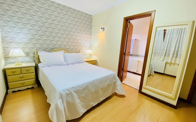 Cobertura ao Lado da Rua Torta  Gramado