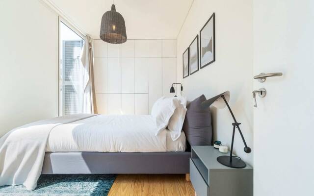 Modern 1BD w AC & Balcony