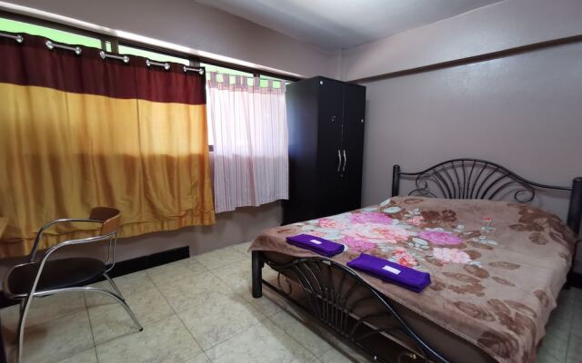 OYO Flight Hut Hotel