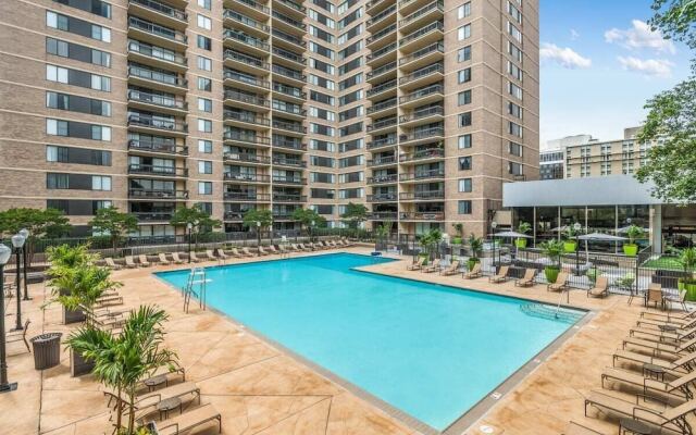 Stylish & Fantastic apt in Crystal City