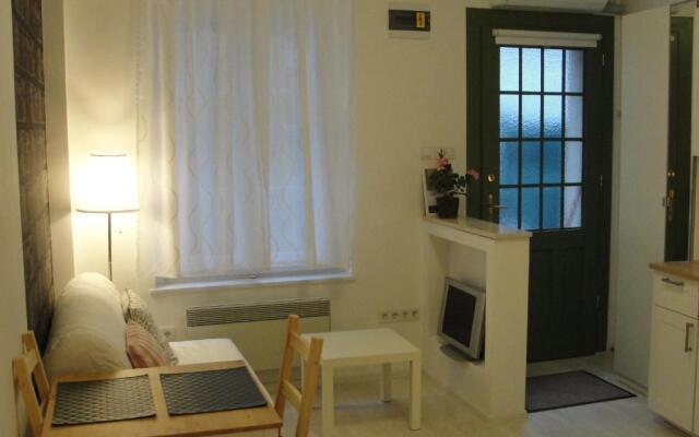 Studio apartment - Green door