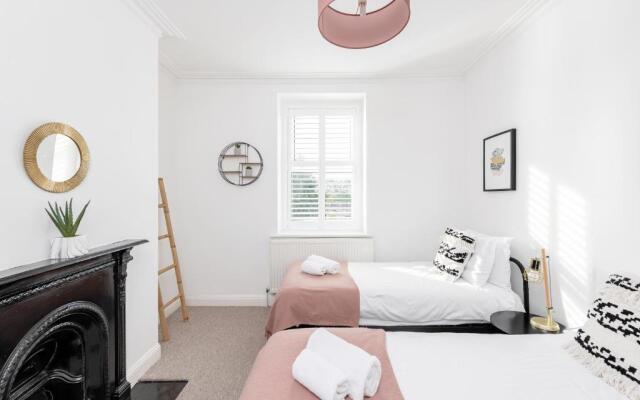 Modern & Spacious 2 Bedroom Maisonette