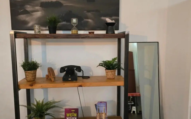 Luftiges Upcycling Studio im EG - Zentral