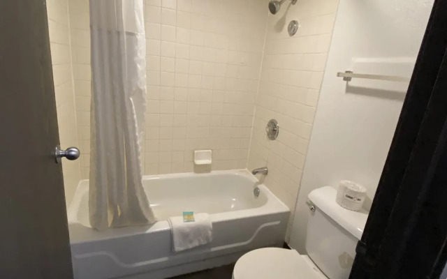 SkyLight Inn Cleveland - Willoughby