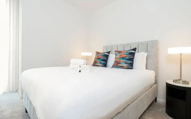 Immaculate Two-bedroom Apartment in Canary Wharf