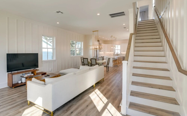 Upscale Home w/ 2 Balconies in Galveston!