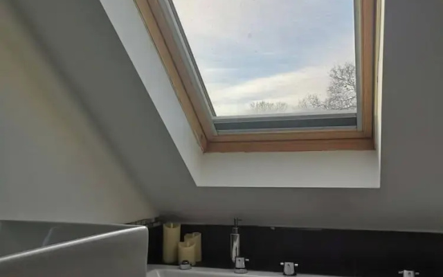 Cute 'bijous' Attic Roof DBL Bedroom Apartment