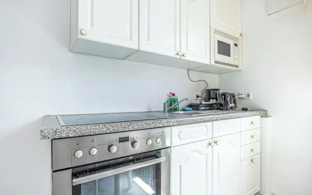 Cozy 3BR Apt with Garden Sleeps 10