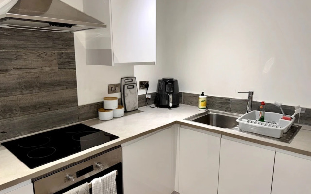 Stylish 2-bed Apt-private Parking-10mins to Centre