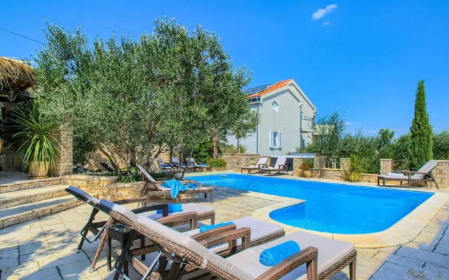 Apartment in Murter With Swimming Pool