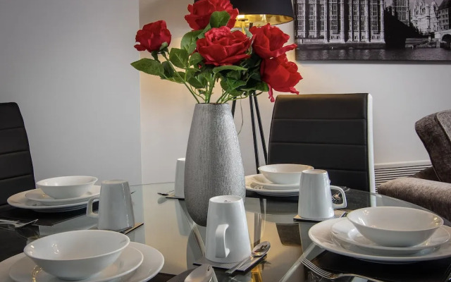 2 Bedrooms Sleeps 7 Near Top Blackpool Attractions