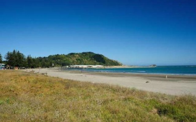 Whispering Sands Beachfront Motel