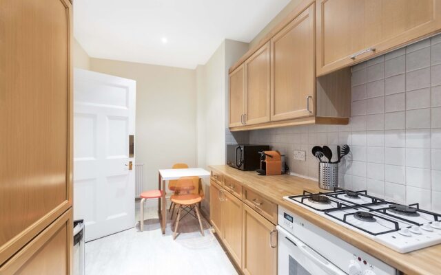 Club Living - Baker Street Apartments