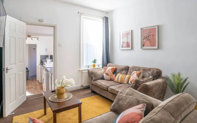 Spacious 3 Bed Flat-free Parking