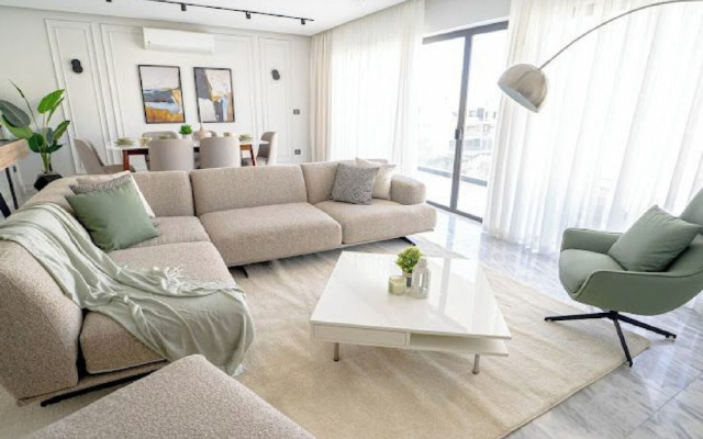 3 BR Apt Lake View - Mynt Hospitality